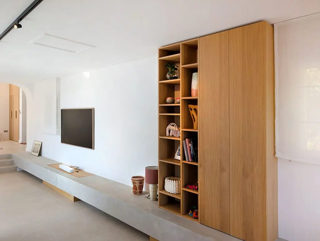 architecte d'interieur à Toulon villa M son salon et ses agencements mélange de bois et de béton