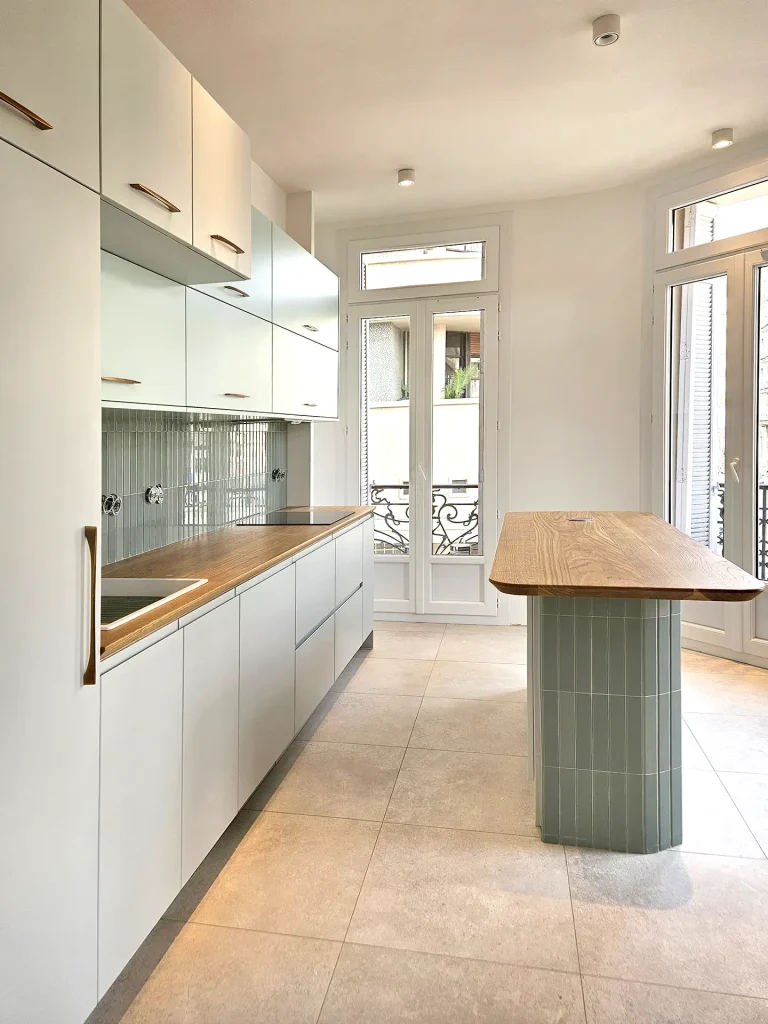 rénovation et restructuration à Toulon Appartement B cuisine sur-mesure et ilot central vert pâle