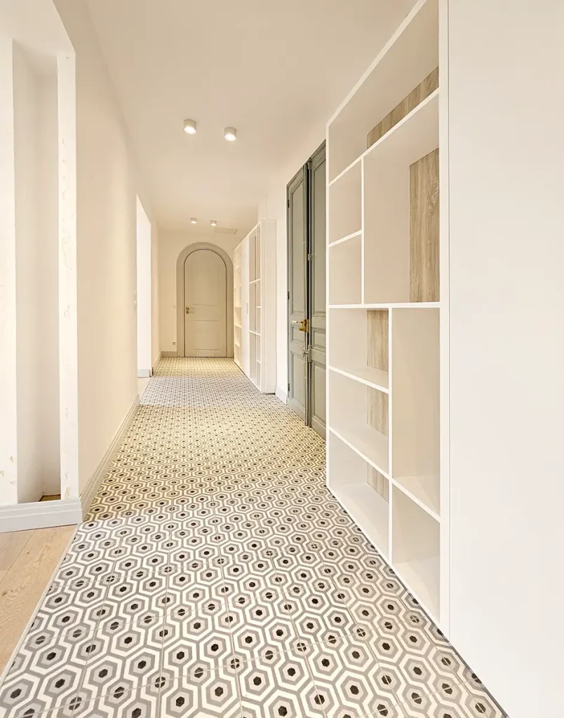 rénovation et restructuration à Toulon Appartement B entrée avec ses placards sur-mesure blanc et bois