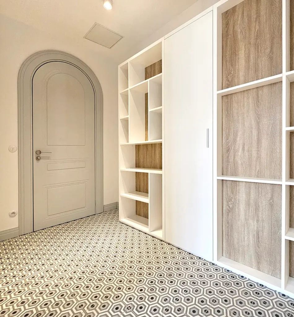 rénovation et restructuration à Toulon Appartement B entrée avec ses placards sur-mesure blanc et bois