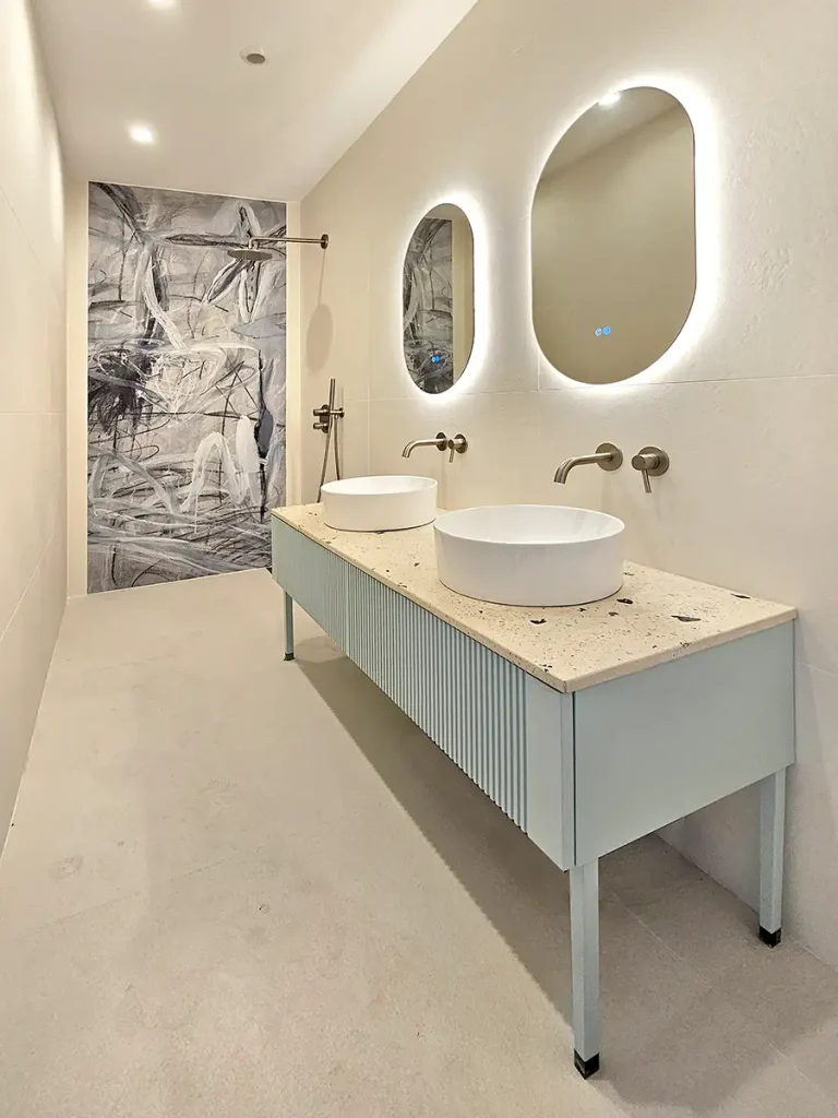 rénovation et restructuration à Toulon Appartement B salle de bain avec 2 vasques et douche à l'italienne