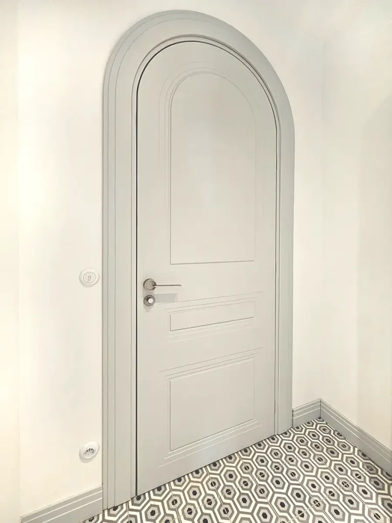 rénovation et restructuration à Toulon Appartement B porte et carrelage graphique