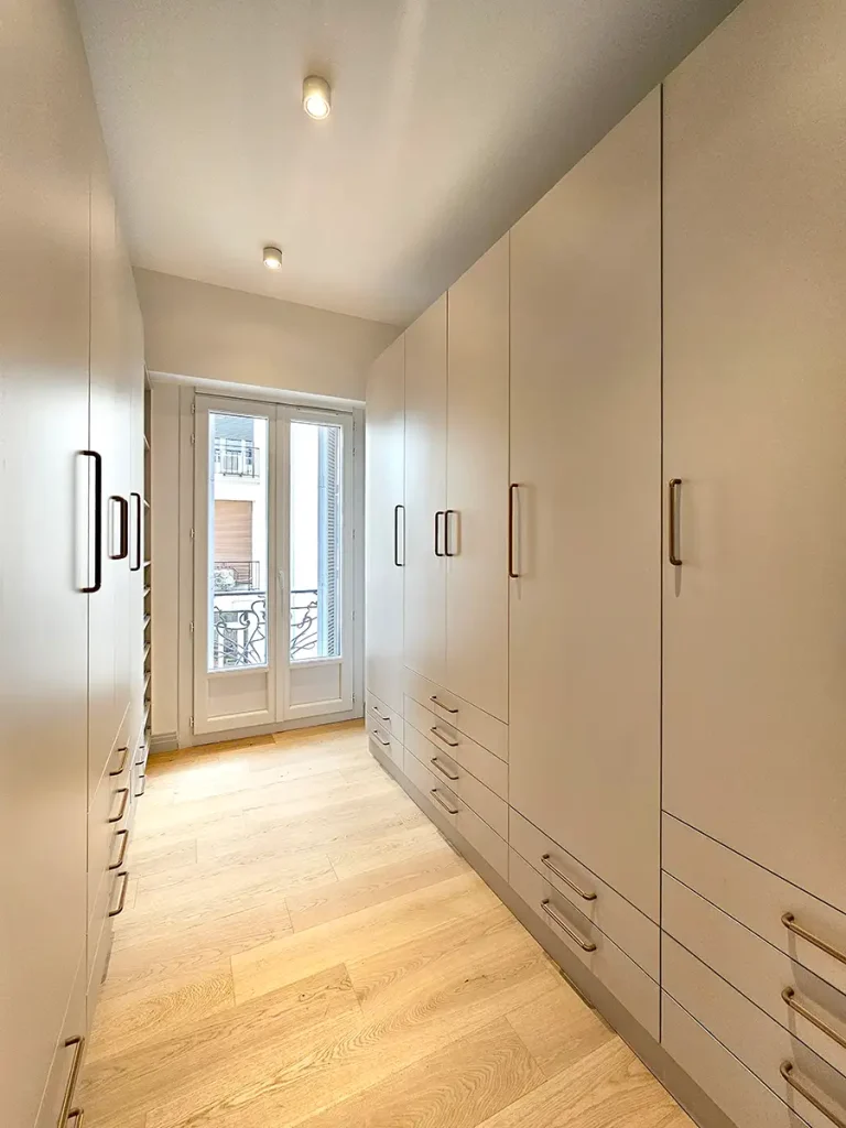 rénovation et restructuration à Toulon Appartement B dressing sur-mesure
