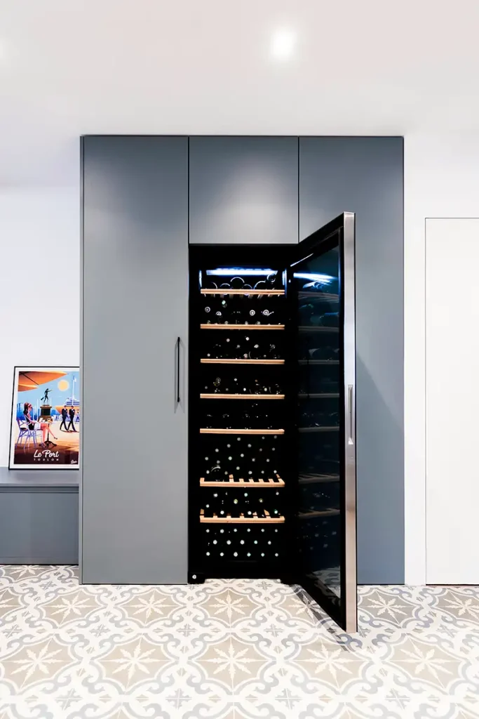 rénovation et restructuration à Toulon Appartement T entrée placards sur-mesure et cave à vin intégrée