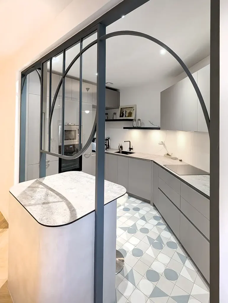 rénovation et restructuration à Toulon Appartement T cuisine ilot et verrière sur-mesure