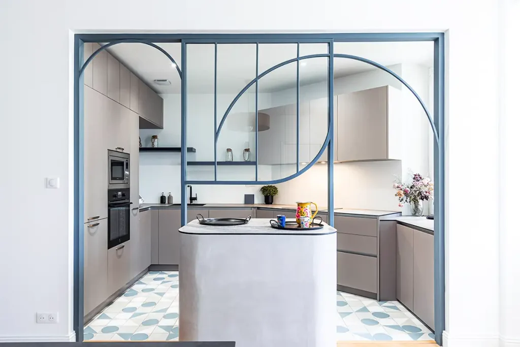 rénovation et restructuration à Toulon Appartement T cuisine ilot et verrière sur-mesure