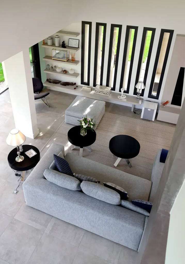 rénovation et restructuration à le Tholonet dans le Var Villa 1960 salon et ses ouvertures vers l'extérieur