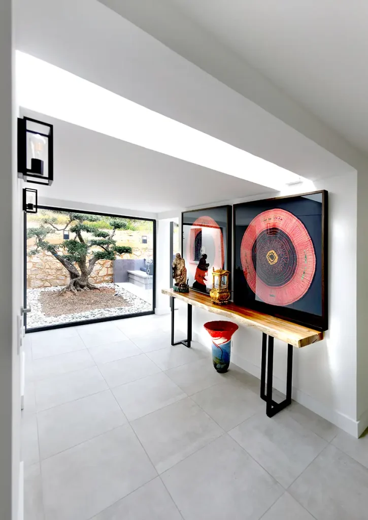 rénovation et restructuration à le Tholonet dans le Var Villa 1960 couloir vue sur le jardin