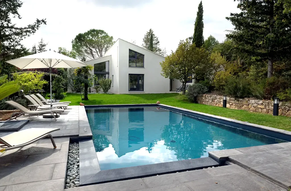 rénovation et restructuration à le Tholonet dans le Var Villa 1960 piscine et jardin aménagé et arboré