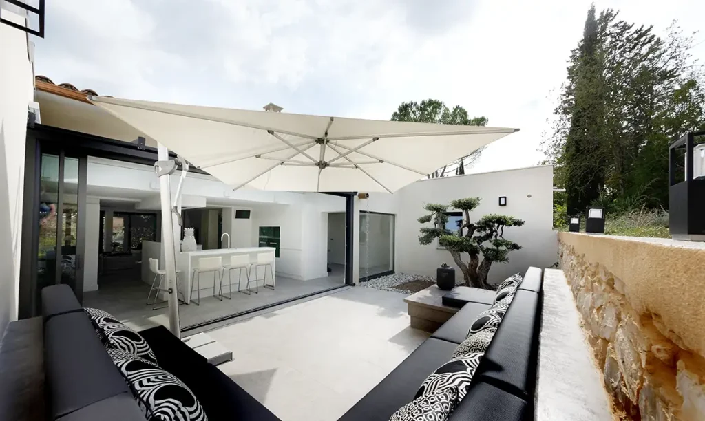 rénovation et restructuration à le Tholonet dans le Var Villa 1960 terrasse avec un accès direct à la cuisine ouverte