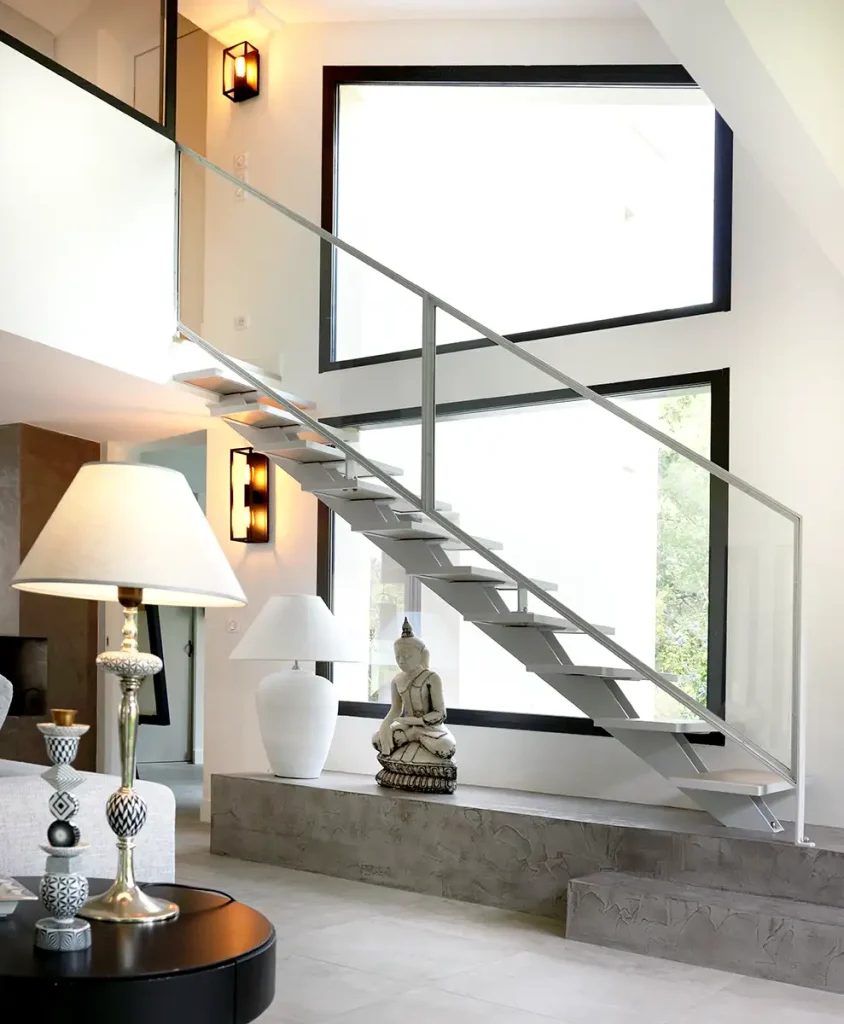 rénovation et restructuration à le Tholonet dans le Var Villa 1960 escalier métallique