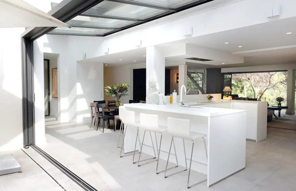 rénovation et restructuration à le Tholonet dans le Var Villa 1960 cuisine ouverte baignée de lumière