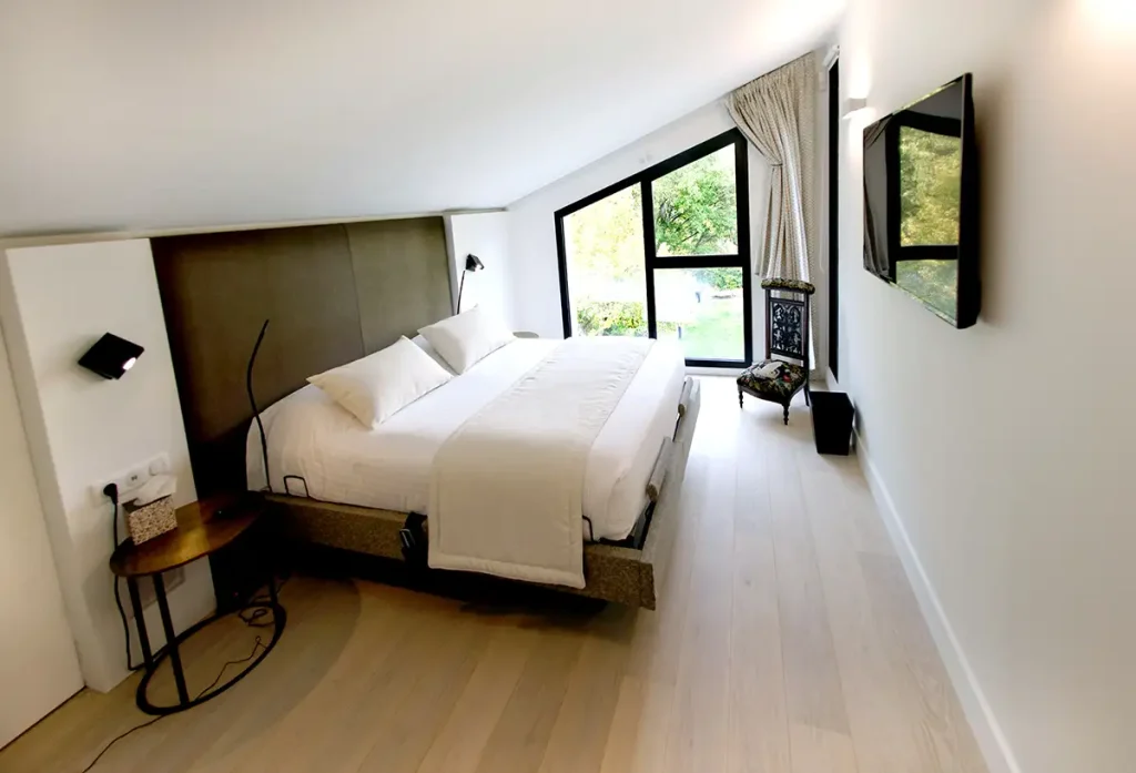 rénovation et restructuration à le Tholonet dans le Var Villa 1960 chambre avec vue sur le jardin