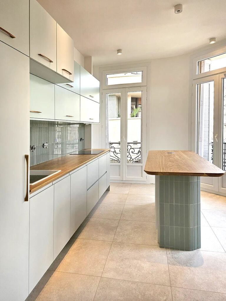 rénovation et restructuration à Toulon Appartement B cuisine sur-mesure et ilot central vert pâle